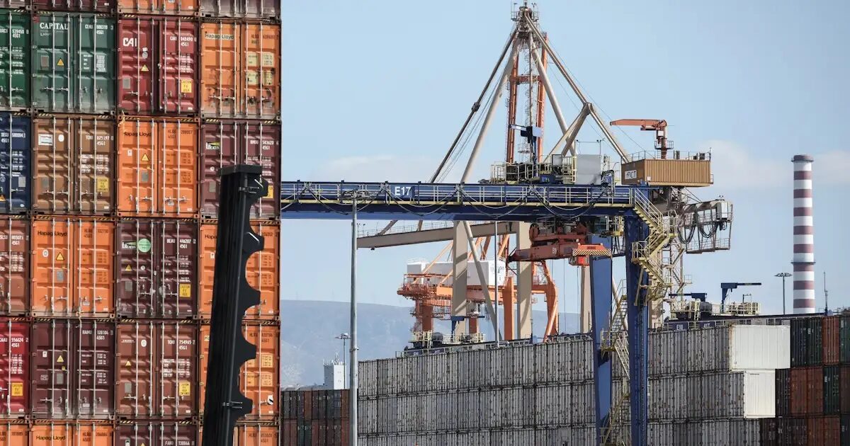 A slight decrease in April commercial deficit with falling exports and imports