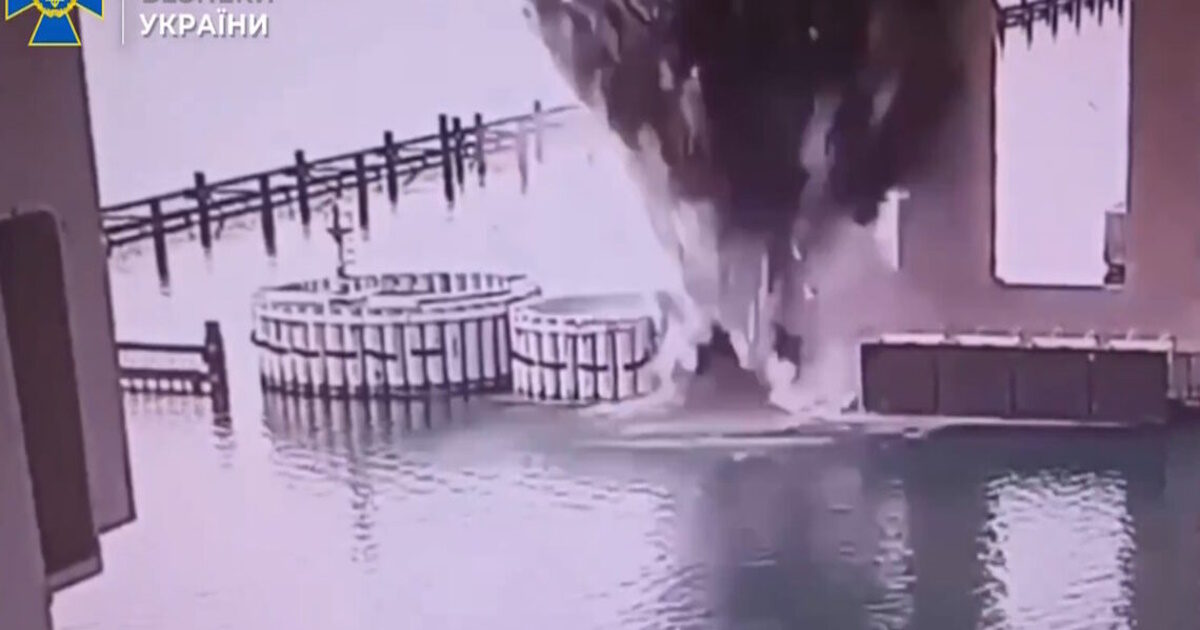 Ukraine: New impressive blow to Russia with explosives on the Crimean Bridge – The Moment of the Attack