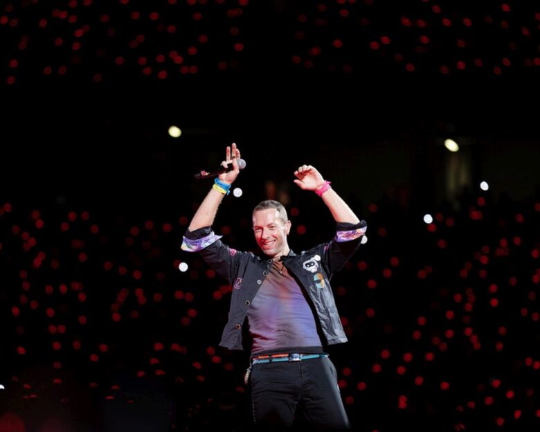 Ο Κρις Μάρτιν των Coldplay προειδοποιεί μετά το viral βίντεο με το παράνομο ζευγάρι και τρολάρει την «kiss cam»