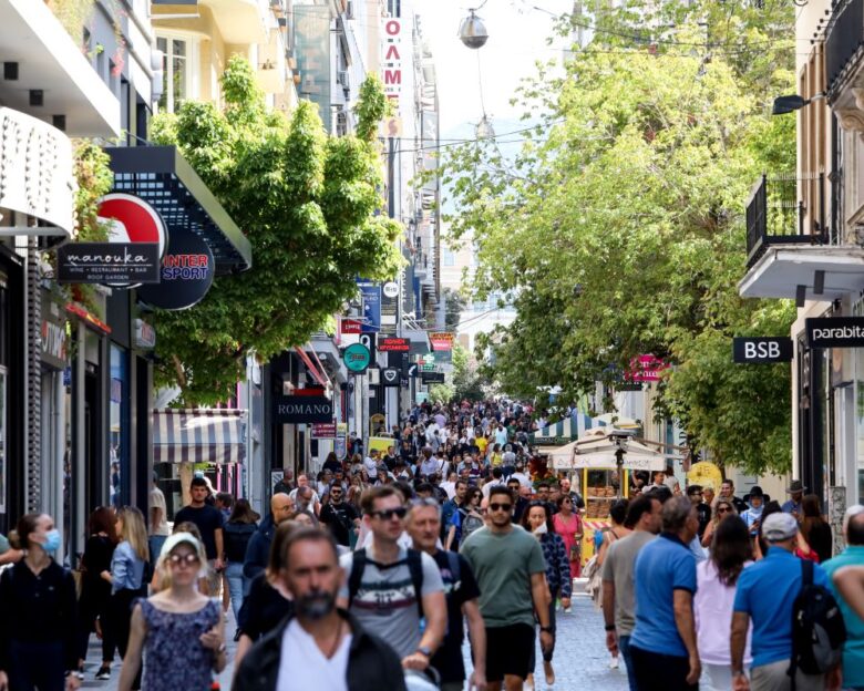 Ερμού: Μεταλλικό αντικείμενο έπεσε από τον 6ο όροφο κτιρίου – Σώθηκε από θαύμα 26χρονη, μία σύλληψη