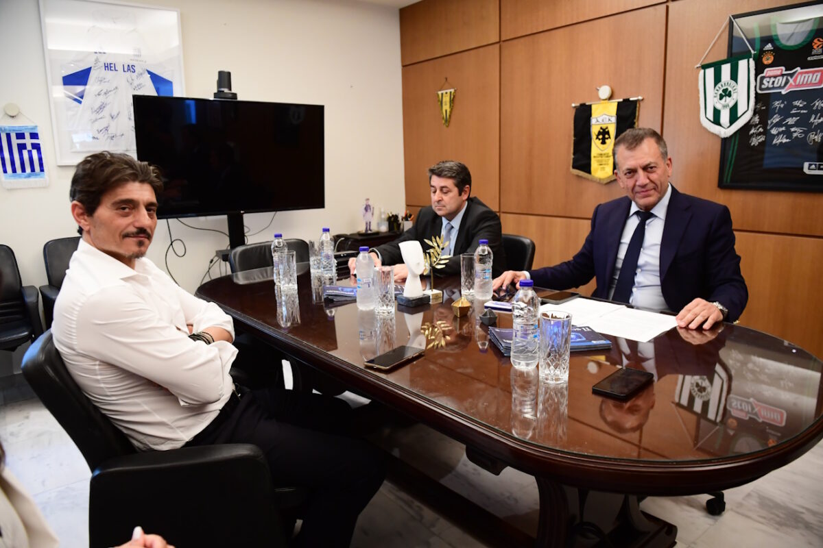 Γιάννης Βρούτσηε και Γιώργος Μυλωνάκης στη συνάντηση με τον Δημήτρη Γιαννακόπουλο (ΦΩΤΟ KLODIAN LATO