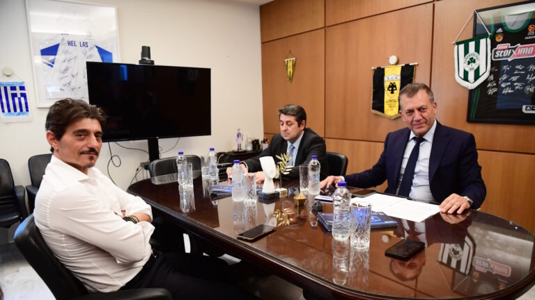 Γιάννης Βρούτσηε και Γιώργος Μυλωνάκης στη συνάντηση με τον Δημήτρη Γιαννακόπουλο (ΦΩΤΟ KLODIAN LATO