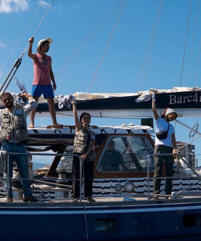Η ακτιβίστρια Greta Thunberg και το πλήρωμα πάνω στο πλοίο βοήθειας «Madleen», που πλέει προς τη Γάζα για να παραδώσει ανθρωπιστική βοήθεια