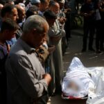 Πλήθος κόσμου στην κηδεία του γιατρού Hamdi Al-Najjar
