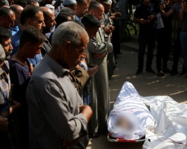 Πλήθος κόσμου στην κηδεία του γιατρού Hamdi Al-Najjar