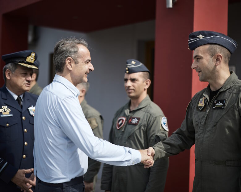 Ο Κυριάκος Μητσοτάκης στα «γεράκια» της 111ης Πτέρυγας Μάχης – Οι συνομιλίες με τους πιλότους και η πρόσκληση για πτήση με F-16