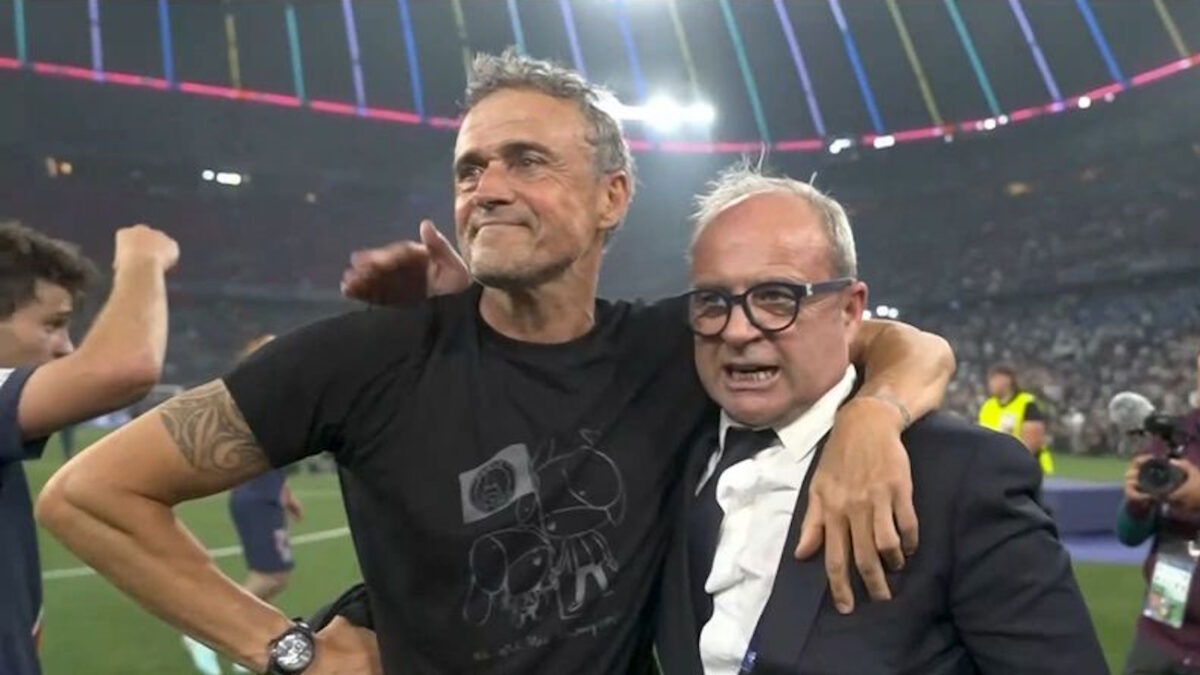Ένας πατέρας, μαζί με την κόρη του. Το μπλουζάκι του Λουίς Ενρίκε