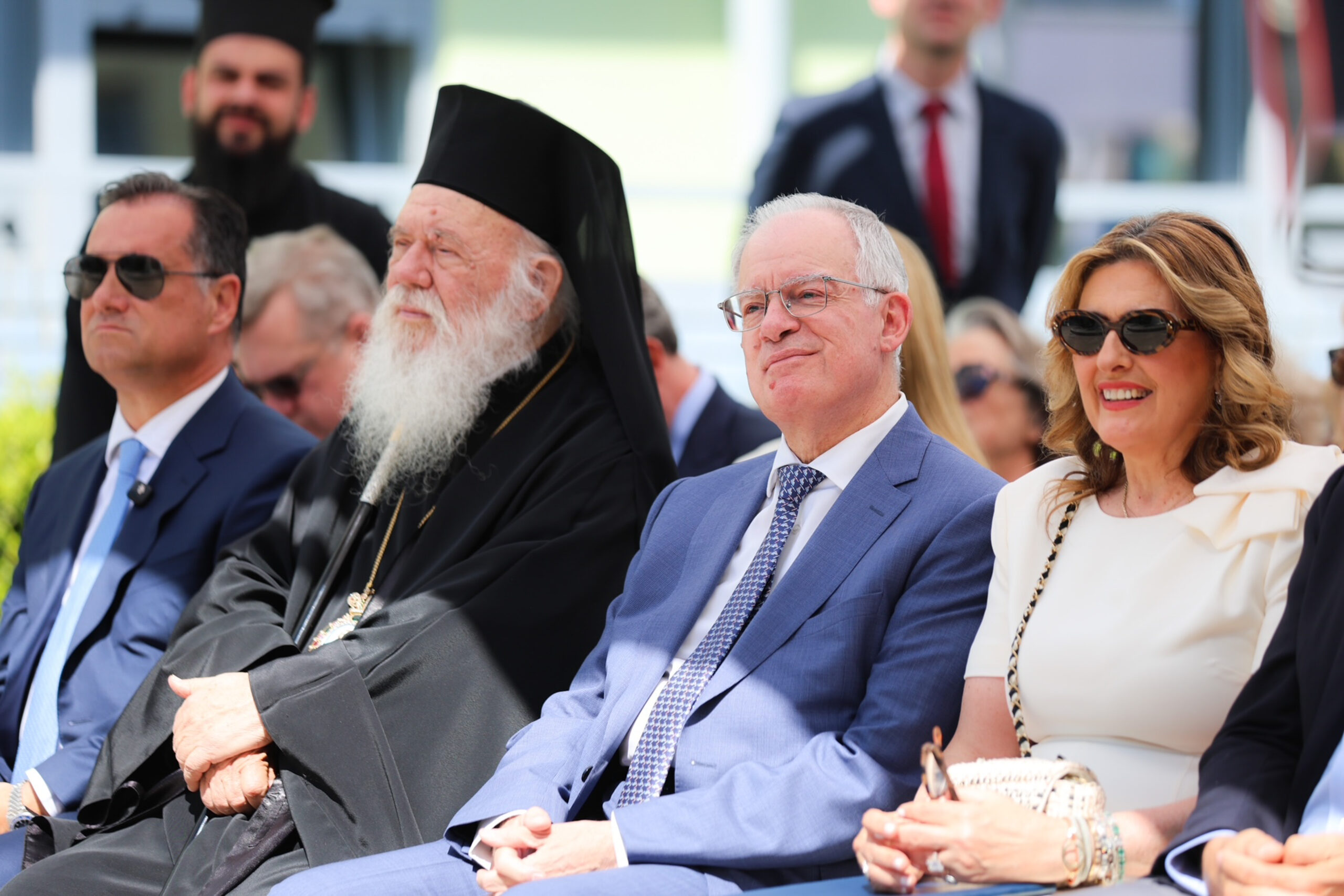 Άγαλμα της αείμνηστης Μαριάννας Βαρδινογιάννη στον προαύλιο χώρο του Ογκολογικού Νοσοκομείου