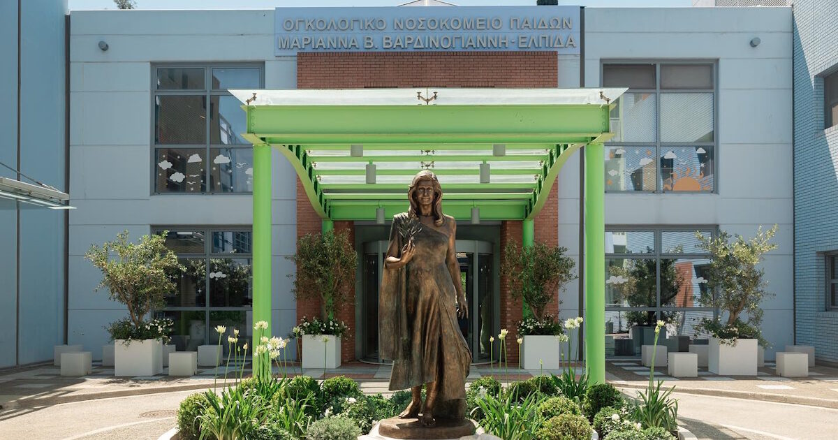 Marianna Vardinogianni: Her statue at the entrance of the Oncology Hospital in the presence of the President of the Republic
