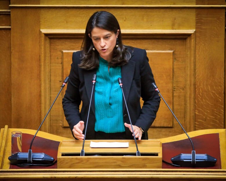 Νίκη Κεραμέως στη Βουλή: Από τους 660.000 Έλληνες που έφυγαν στο εξωτερικό, 420.000 έχουν ήδη επιστρέψει