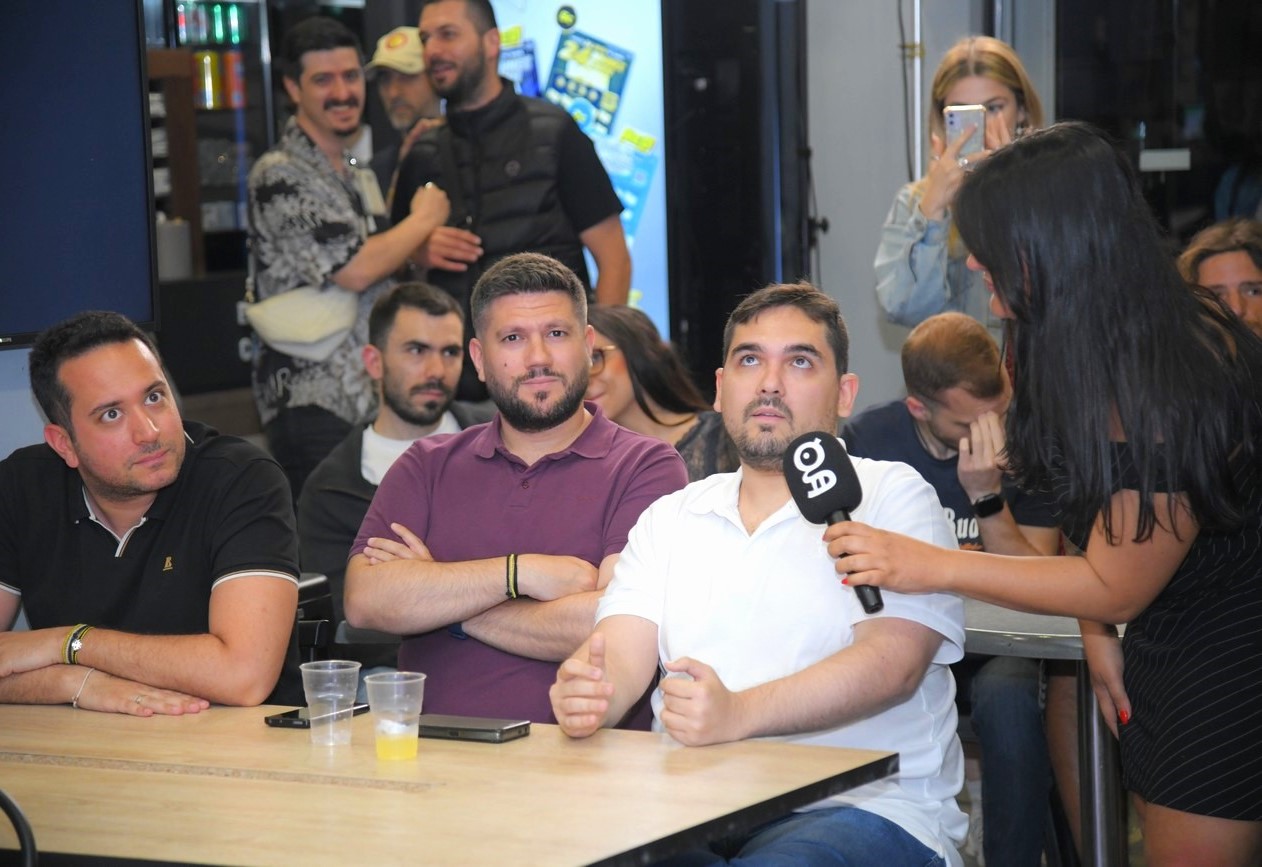 Ο Άγγελος Μπασινάς και ο Στέφανος Κοτσόλης με τον ιδιοκτήτη του καταστήματος ΟΠΑΠ, Αντώνη Κατηνιό