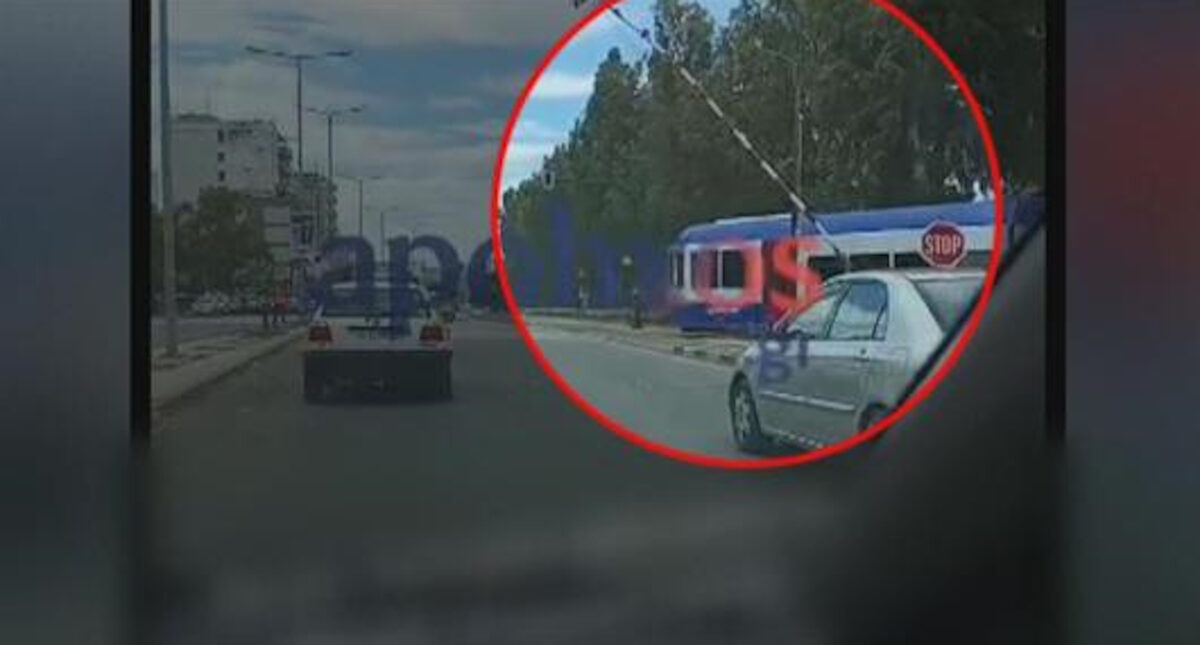 Τρένο περνάει διάβαση στην Πάτρα με τις μπάρες υψωμένες