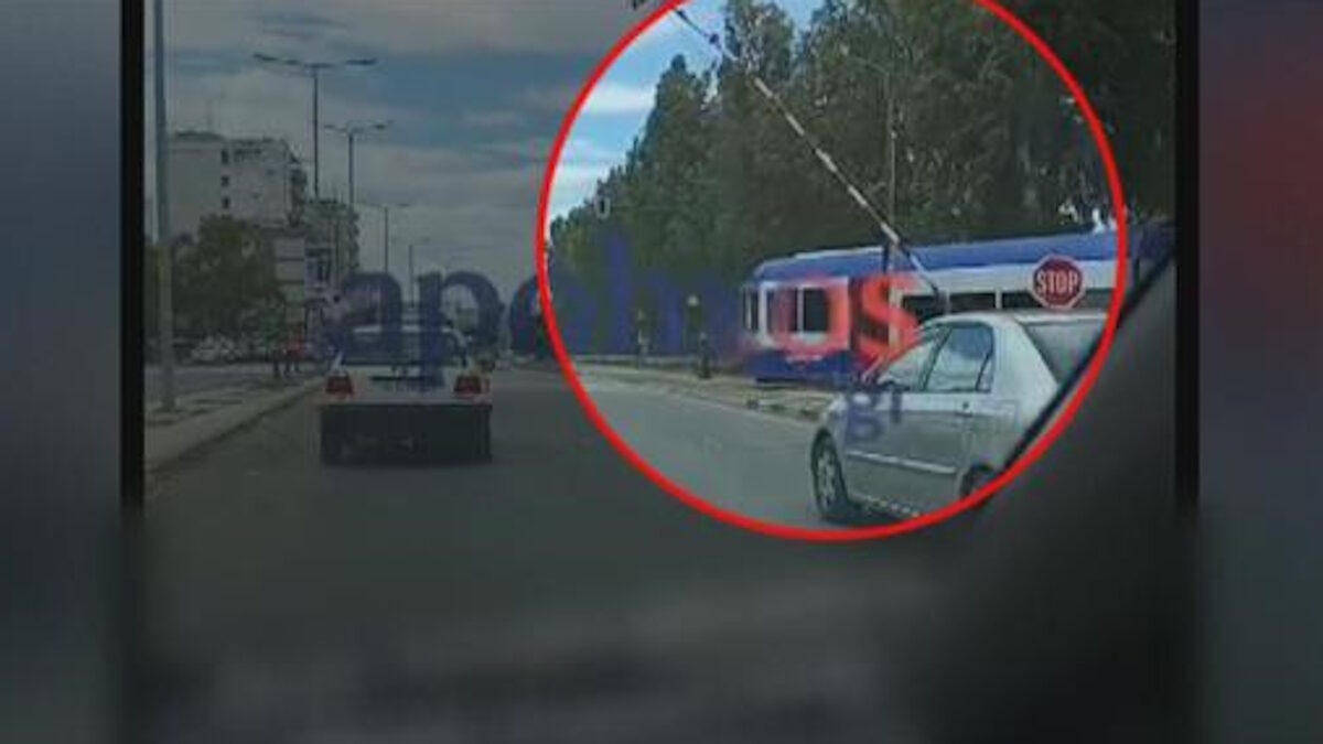 Τρένο περνάει διάβαση στην Πάτρα με τις μπάρες υψωμένες