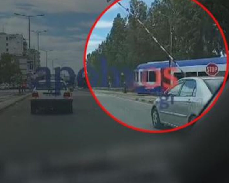 Πάτρα: Η στιγμή που τρένο του Προαστιακού περνά φυλασσόμενη διάβαση με τις μπάρες ανοιχτές
