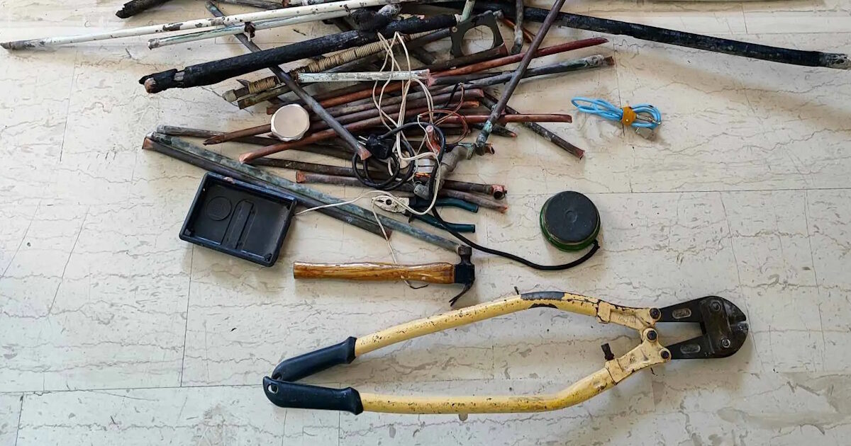 Σαλαμίνα: Έκλεβαν χάλκινους σωλήνες από σπίτια