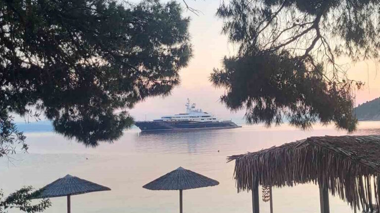 Η υπερπολυτελής θαλαμηγός του σεΐχη του Κατάρ στη Σκιάθο