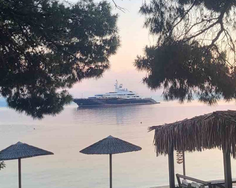 O σεΐχης του Κατάρ, Tζασίμ Αλ Θάνι έφθασε και φέτος στη Σκιάθο με την υπερπολυτελή θαλαμηγό «Al Mirqab»