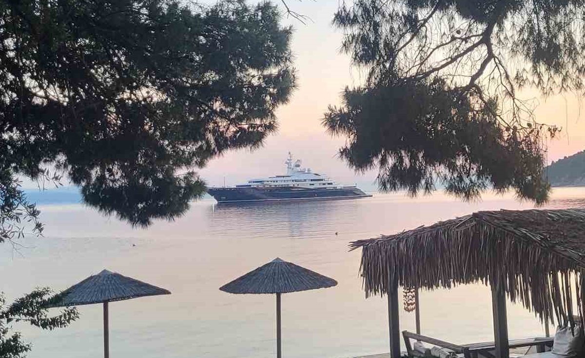 Η υπερπολυτελής θαλαμηγός του σεΐχη του Κατάρ στη Σκιάθο