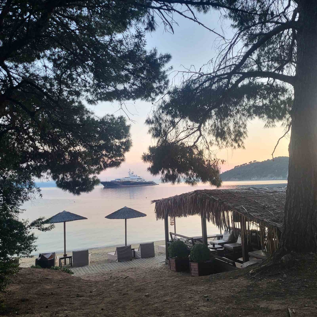 Η υπερπολυτελής θαλαμηγός του σεΐχη του Κατάρ στη Σκιάθο / Φωτογραφία ΑΠΕ ΜΠΕ