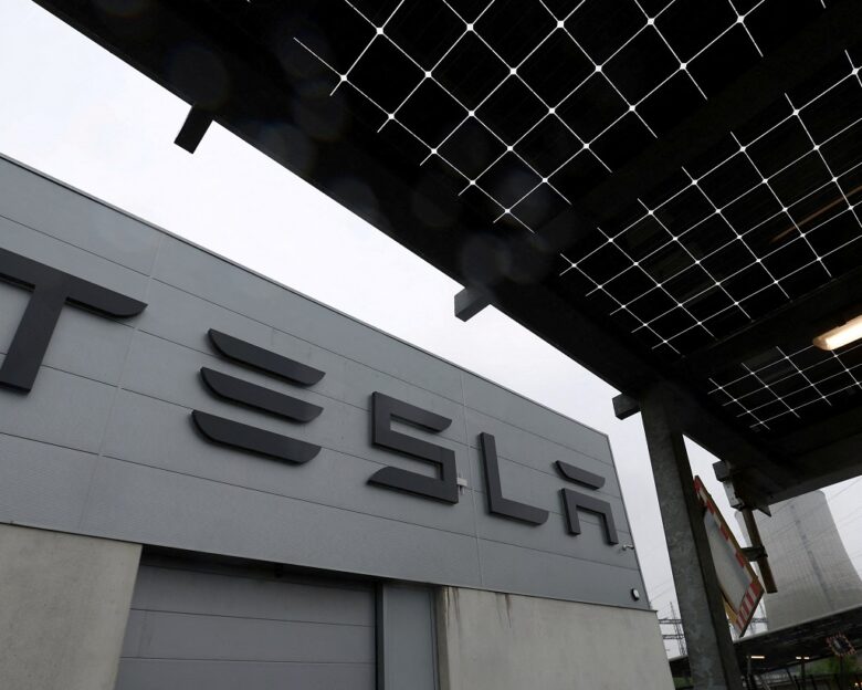 «Κατρακυλά» η μετοχή της Tesla μετά την σύγκρουση Έλον Μασκ και Ντόναλντ Τραμπ