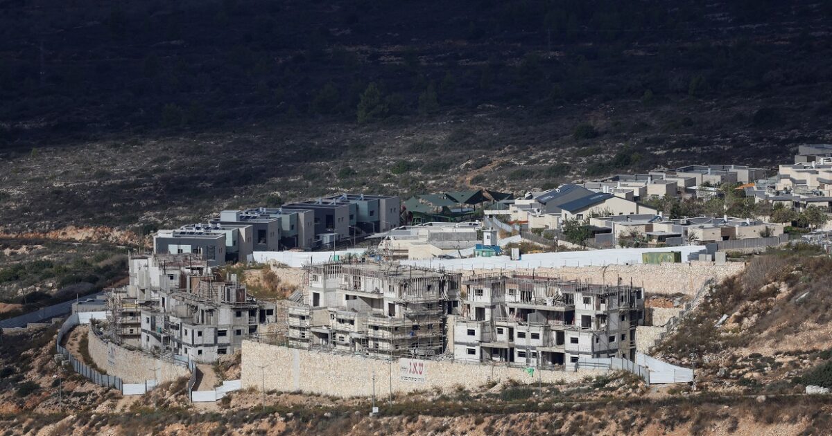 West Bank: Israeli settlers set fire to houses and cars