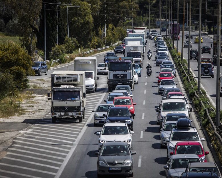 Σημειωτόν τα αυτοκίνητα στην Αθηνών – Κορίνθου: Στο «κόκκινο η κίνηση στο ρεύμα προς Αθήνα