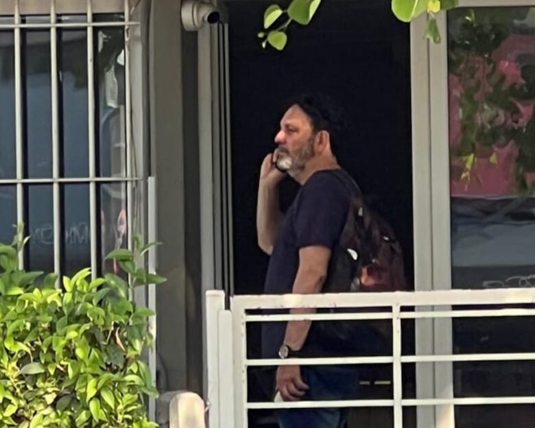Ο Στάθης Αγγελόπουλος στο ΑΤ Γλυφάδας μετά από επεισόδιο με την πρώην σύζυγό του