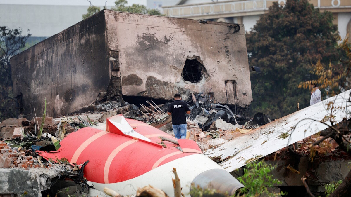 Αξιωματικός της πυροσβεστικής δίπλα στο αεροσκάφος Boeing 787-8 Dreamliner της Air India