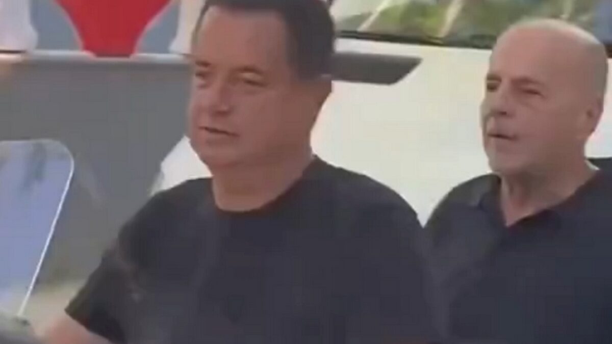 Aτζούν Ιλιτζαλί και Γιάννης Αλαφούζος εμφανίστηκαν σε μηχανή χωρίς κράνη στην Κωνσταντινούπολη