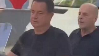 Aτζούν Ιλιτζαλί και Γιάννης Αλαφούζος εμφανίστηκαν σε μηχανή χωρίς κράνη στην Κωνσταντινούπολη