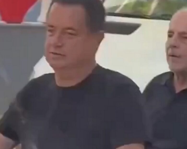 Aτζούν Ιλιτζαλί και Γιάννης Αλαφούζος εμφανίστηκαν σε μηχανή χωρίς κράνη στην Κωνσταντινούπολη