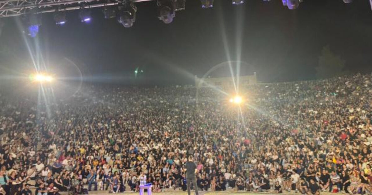 Αλέξανδρος Τσουβέλας: 5.000 θεατές στο θέατρο Γης στη Θεσσαλονίκη στην παράστασή του «Εξωγήινος»