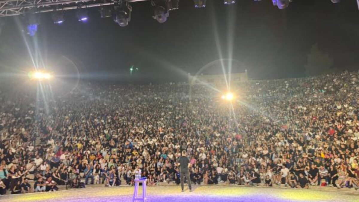 Η εμφάνιση του Αλέξανδρου Τσουβέλα στη Θεσσαλονίκη