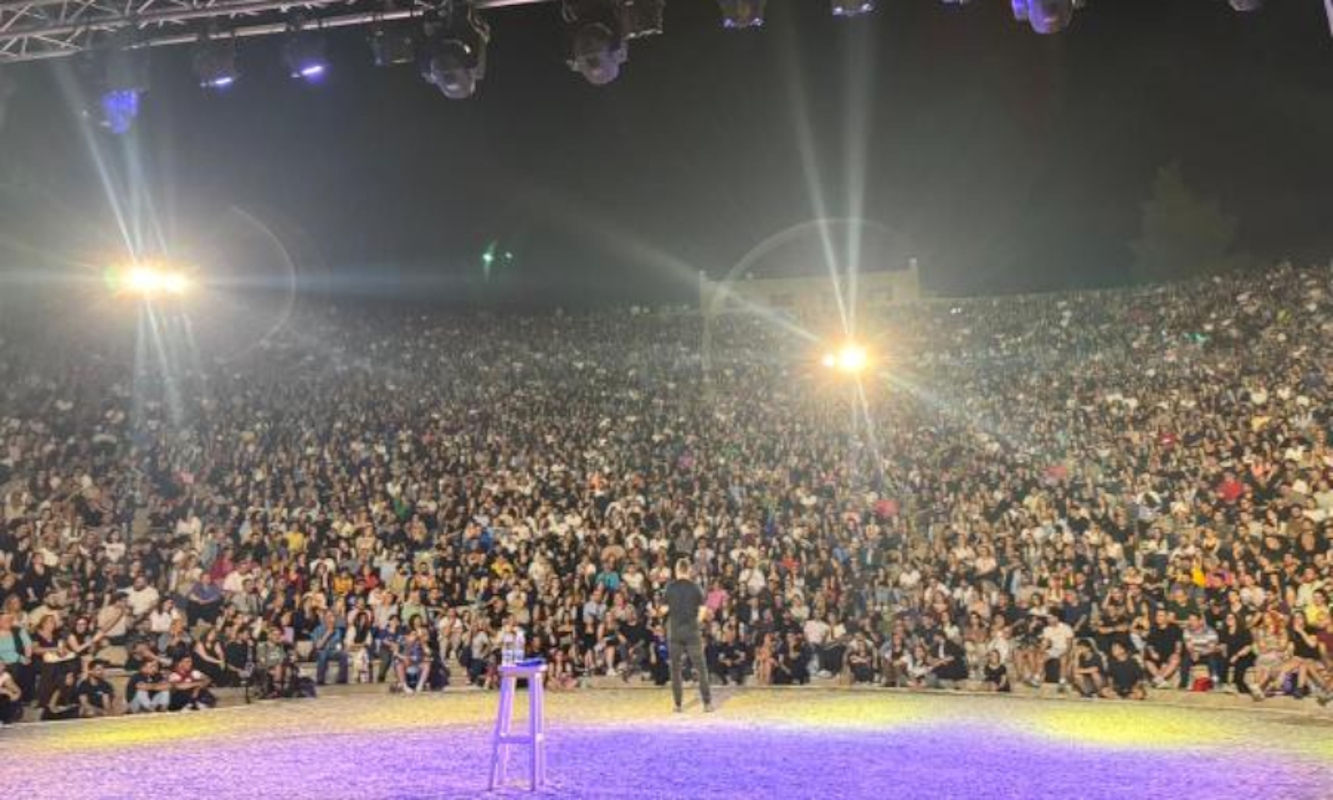 Η εμφάνιση του Αλέξανδρου Τσουβέλα στη Θεσσαλονίκη