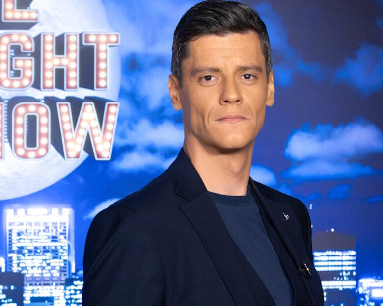 Ο Αλέξανδρος Βάρθης λύγισε στον αέρα του «The 2Night Show» ακούγοντας τον γιο του: Ο ρόλος του μπαμπά είναι δύσκολος
