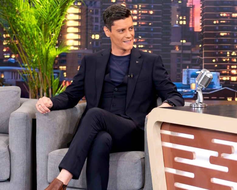 Ο Αλέξανδρος Βάρθης λύγισε στον αέρα του «The 2Night Show» ακούγοντας τον γιο του: Ο ρόλος του μπαμπά είναι δύσκολος