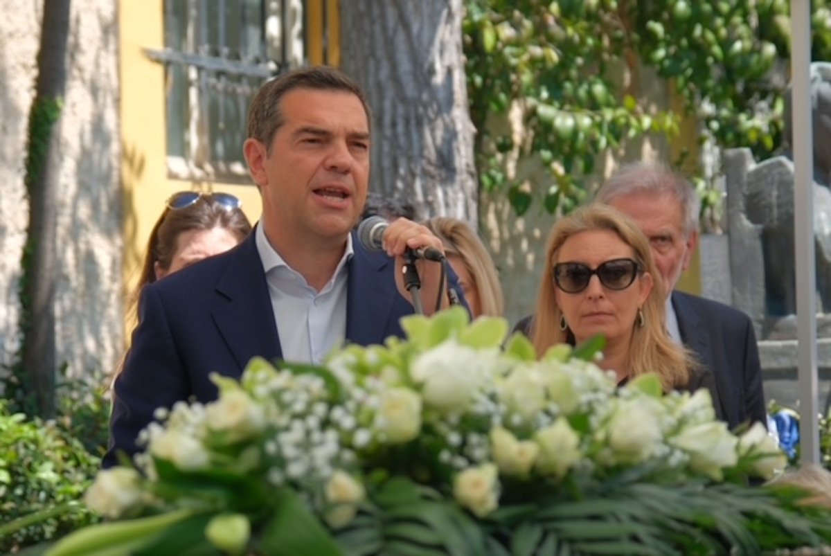 Ο Αλέξης Τσίπρας στην πολιτική κηδεία της Μυρσίνης Ζορμπά στις 24 Απριλίου 2023