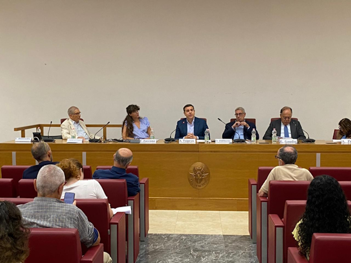Ο Αλέξης Τσίπρας στην εκδήλωση για τα 2 χρόνια από τον θάνατο της Μυρσίνης Ζορμπά