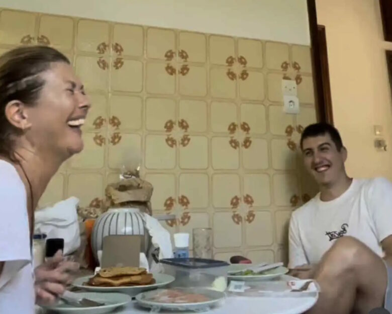 Σοφία Αλιμπέρτη και Good Job Nicky σε ένα απολαυστικό βίντεο με ασκήσεις φωνητικής