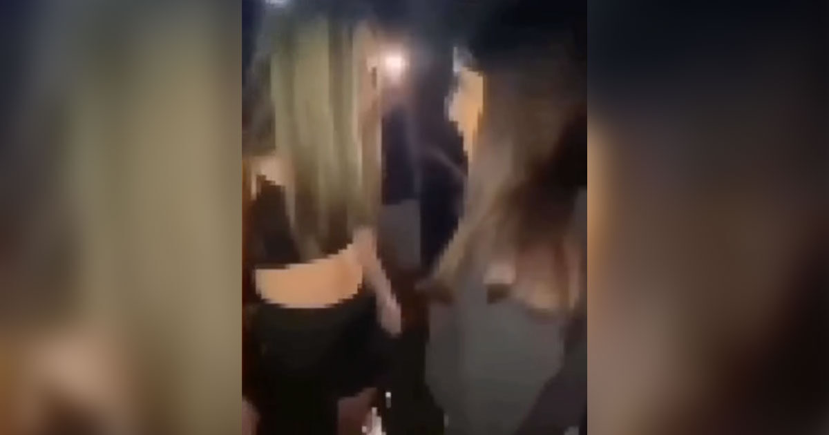 Βίντεο σοκ κάνει τον γύρο του διαδικτύου: Ανήλικη χτυπά συνομήλική της και την αναγκάζει να γονατίσει
