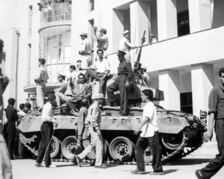 Όταν οι ΗΠΑ ανέτρεψαν κυβέρνηση του Ιράν το 1953: Φωτογραφικά ντοκουμέντα από ένα παρελθόν που πλέον μπορεί να μη φαντάζει τόσο μακρινό