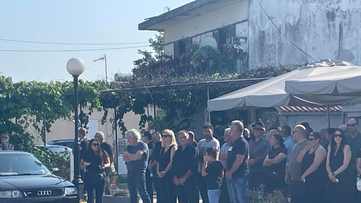 Ο Ανδρέας Ηλιάδης, διευθυντής της ΜΕΘ του Ρίου όπου διακομίστηκαν τα παιδιά μαζί με συγγενείς και φίλους του άτυχου Σπύρου που πνίγηκε στον Άραχθο