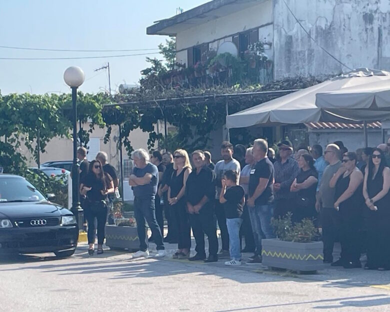 Άρτα: Το τελευταίο «αντίο» στον 14χρονο Σπύρο που πνίγηκε στον Άραχθο
