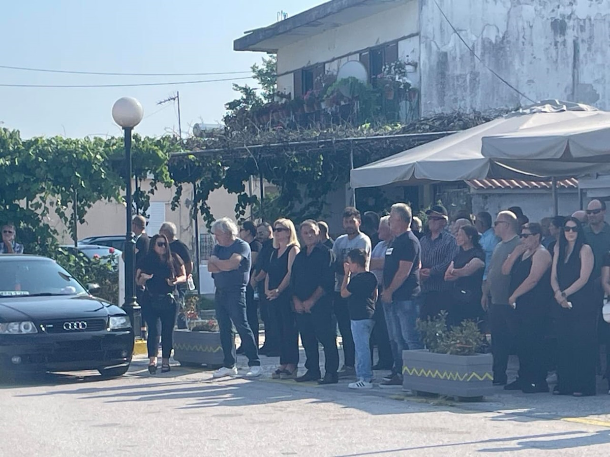 Ο Ανδρέας Ηλιάδης, διευθυντής της ΜΕΘ του Ρίου όπου διακομίστηκαν τα παιδιά μαζί με συγγενείς και φίλους του άτυχου Σπύρου που πνίγηκε στον Άραχθο