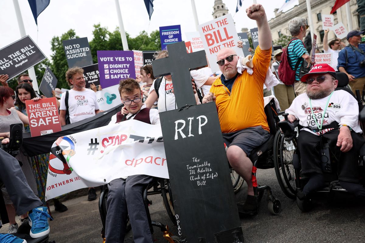 Demonstrators complain against the law on assisted euthanasia