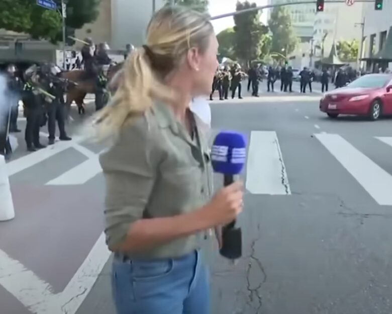 Λος Άντζελες: Η στιγμή που αστυνομικός πυροβολεί δημοσιογράφο την ώρα του ρεπορτάζ για τα επεισόδια