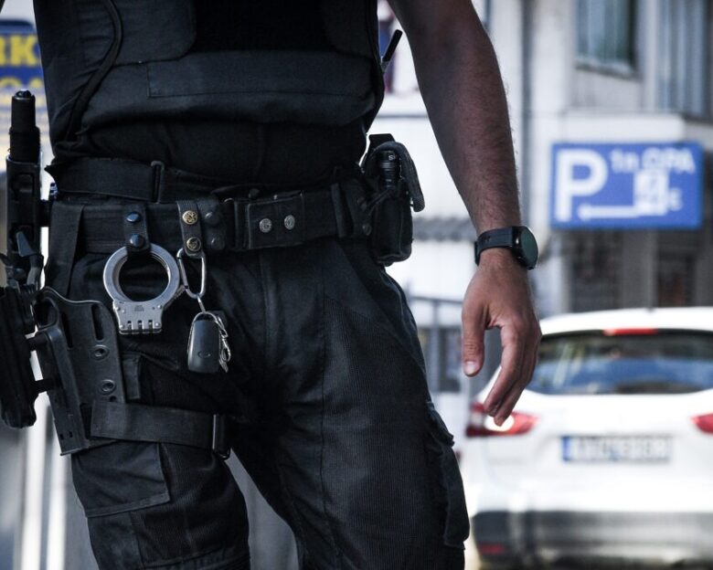 Αστυνομικός εκτός υπηρεσίας έπιασε «πορτοφολά» την ώρα που έκλεβε επιβάτη συρμού του Μετρό