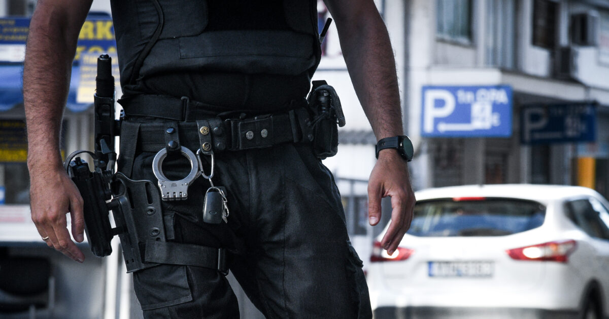 Officers stopped 42 -year -old for alcohol and “crushed him in the wood” – complains that he had broken his hand and cracked his sides