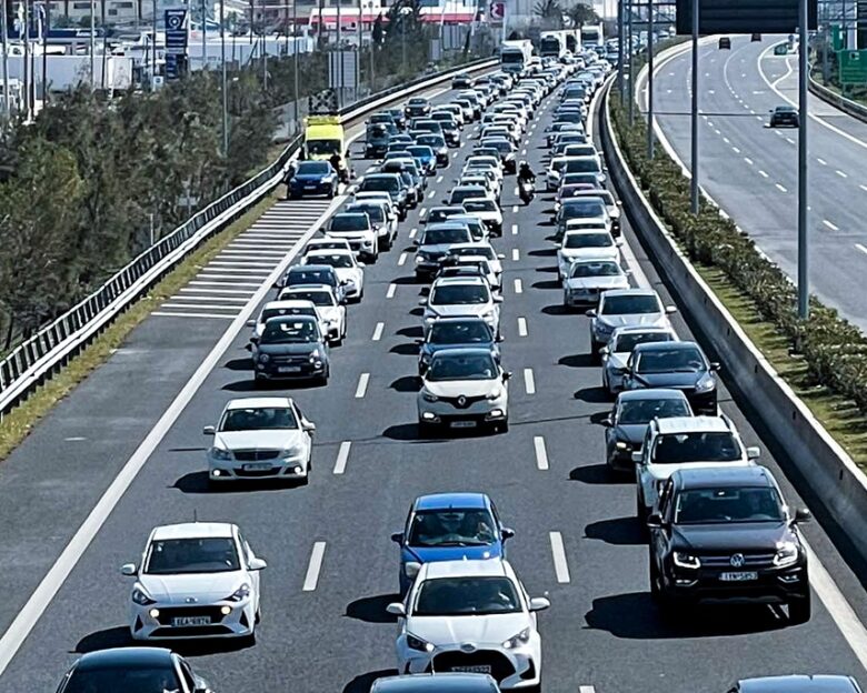 Κίνηση στους δρόμους: Καθυστερήσεις στην Αττική Οδό μετά από τροχαίο στο ρεύμα προς αεροδρόμιο