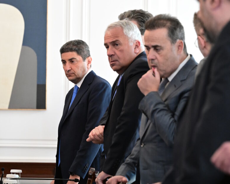 Σκάνδαλο ΟΠΕΚΕΠΕ: «Μουδιασμένο» το Μαξίμου – Εξεταστική ή Προανακριτική για Βορίδη και Αυγενάκη